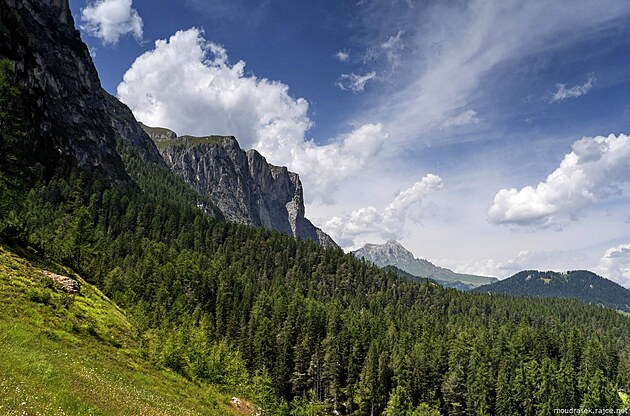 St�ny poho�� Puez, vzadu �pi�at� Peitlerkofel/Sass Putia