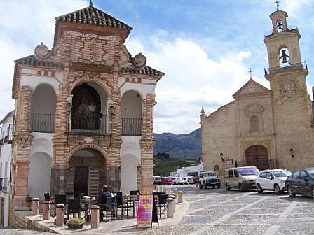 Capilla Tribuna Virgen de Socorro. V pozad kostel Santa Maria de Jesus.