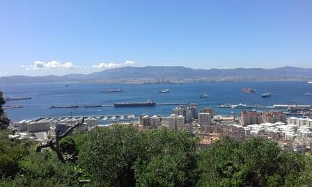 Gibraltarsk zliv. Vzadu je vidt dleit panlsk pstav Algercias.