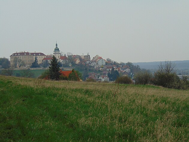 Na protějším kopečku zámek