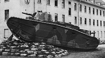Stedn tank Grosstraktor Daimler-Benz jako pamtnk ped kasrnami 5.Panzer Regiment, Wnsdorf