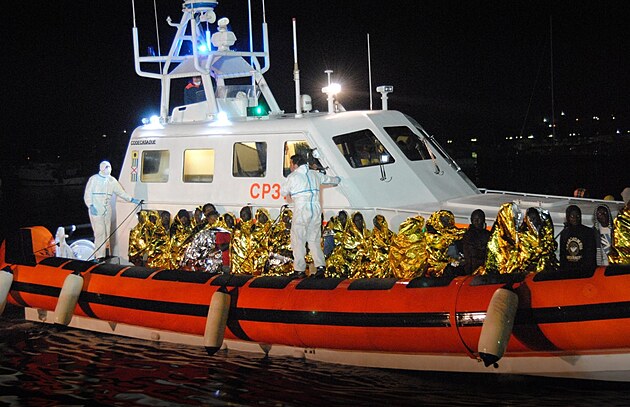 Poben hldka naloila migranty a odvezla je na italsk ostrov Lampedusa.