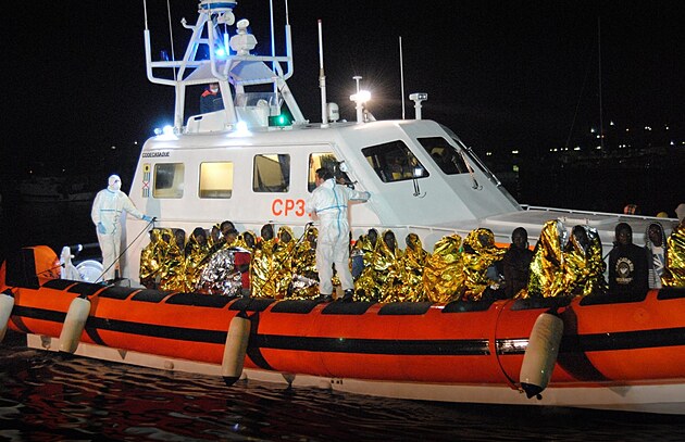 Pob�e�n� hl�dka nalo�ila migranty a odvezla je na italsk� ostrov Lampedusa.