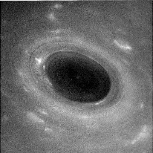 Nezpracovan snmek bou v okol severnho plu Saturnu pozen sondou Cassini pi tsnm prletu 26. dubna 2017.