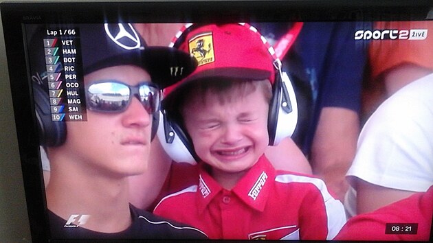 Zdrcený malý fanoušek Ferrari v nehraném zoufalství