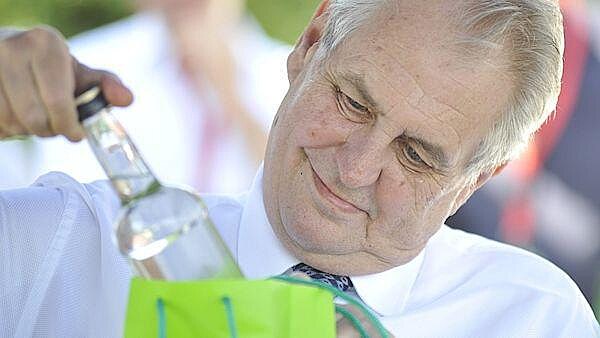 Pan prezident v ji� stabilizovan�m stavu prohl�� z�zra�n� l�k.
