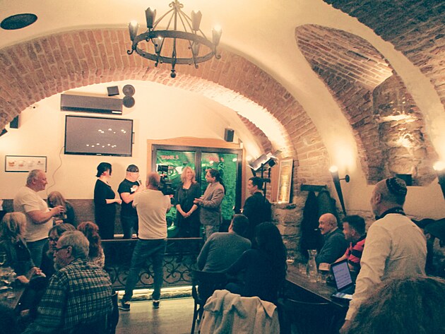 Za�alo se oficialitami...