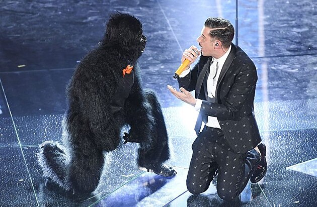 It�lie s str�enou hiphopovou gorilou