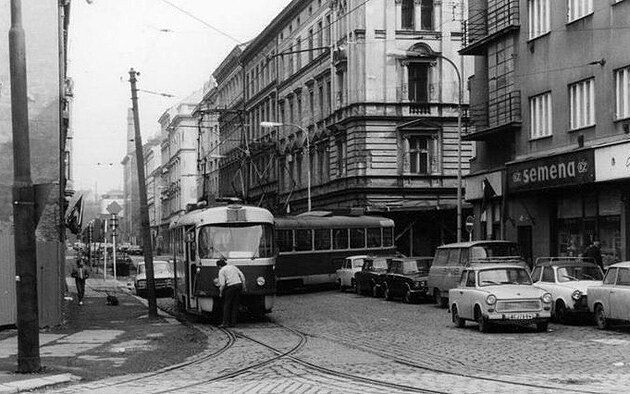 Ulice Novkovch jet "ped metrem". Tehdy kolem domu, kde Novkovi bydleli, jezdila tramvaj...