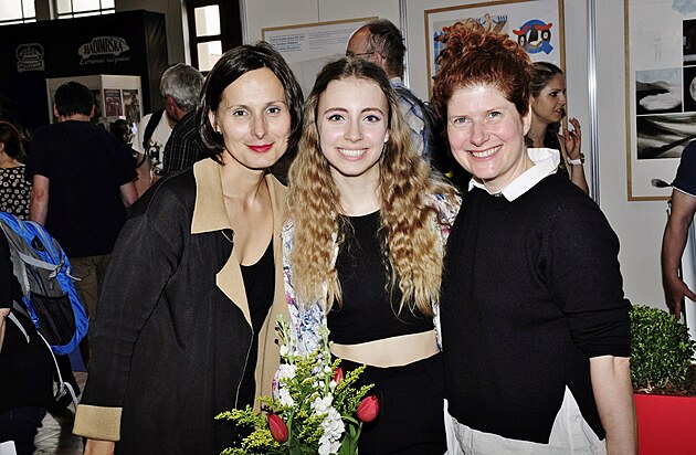 Zde�ka ��dn�kov� Volencov�, Marcela Reme�ov� a Alice Nellis