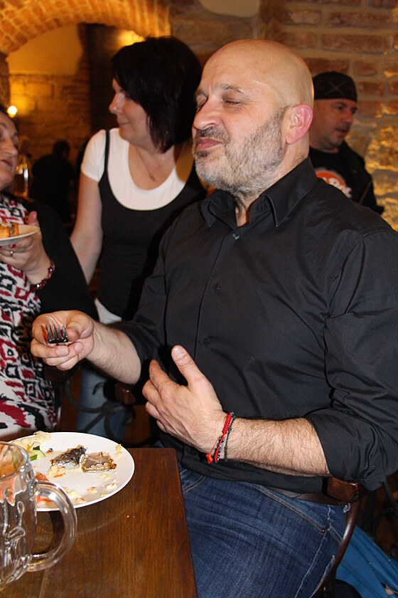 Marek Val��ek degustuj�c�
