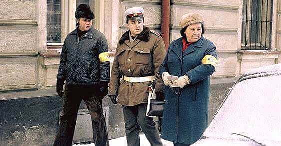 Ve�ejn� bezpe�nost a Pomocn� str� VB - jedni ze symbol� rud� totalitn� diktatury.