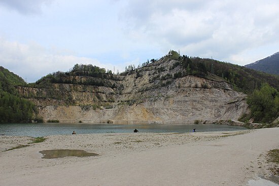 P��rodn� jezero v b�val�m kamenolomu. Ryb��i.