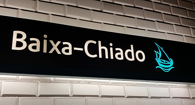 Stanice Baixa-Chiado na modré karavelové lince.