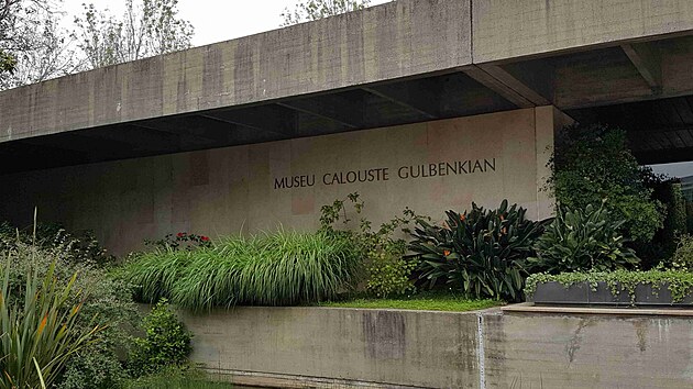 Betonov budova muzea byla postavena, aby splnila odkaz Gulbenkiana - vyjadovat spiritualitu, kreativitu a jednoduchost ivota. Dnes je kulturn pamtkou.
