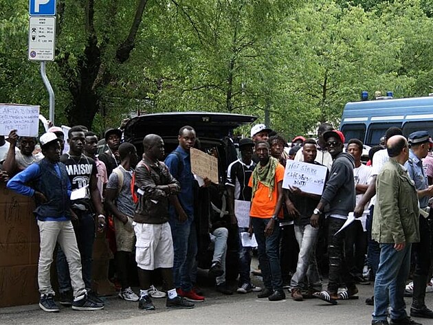 Itlie - Modena, 15.05.17 - protest migrant, chtj penze a doklady ...