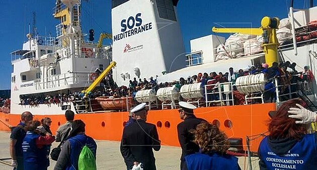 LodAquarius patc nmeck neziskovce SOS Mediteranee v Reggio calabria