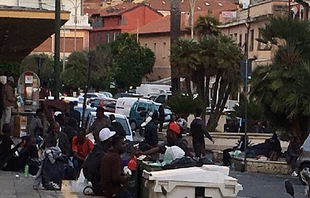 Nelegln migranti v pohraninm italskm mst s Franci - Ventimiglia.