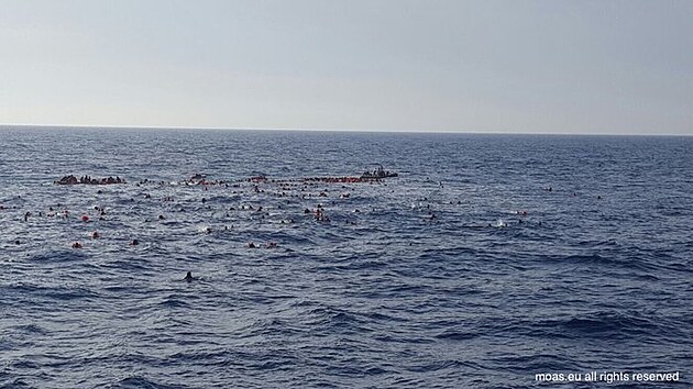 Da twitter @cpcatrambone ) Vyklopení migranti.