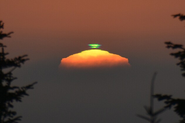 "Zelen zblesk" na vrcholu pyramidy, kterou z obrazu Slunce na obloze vytv refrakce