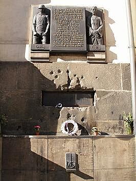 Oknko do podzemn krypty kostela Cyrila a Metodje v Resslov ulici v Praze, kde skonil boj eskoslovenskch paragn...