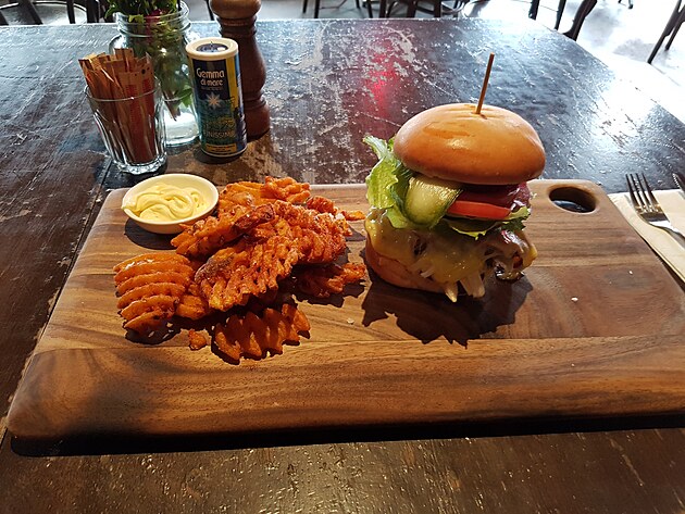 Odměnou za první pracovní den byl i tento mimořádně nezdravý burger.