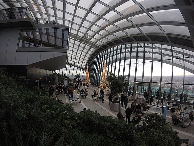 Pod střechou Sky Garden.