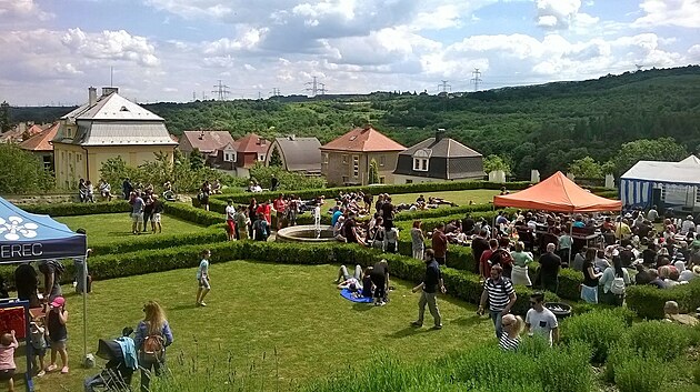 Relaxační zahrada s menší stage a IQ parkem
