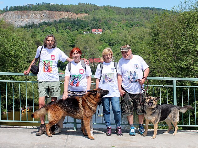 lapka na krhanickm most, za n hornoporsk kamenolomy. Trika obstarali Machkovi, kad fotka psa na hrudi je jin, Machkovi maj Dixie, my Oriho, nicmn ani ty nejsou stejn.