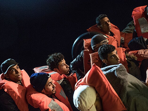 Devn lo pevejc migranty ek 21. listopadu 2016, ne bude dopravena k plavidlu Topaz Responder, a ne lenov organizace Migrant Offshore Aid Station (MOAS) provedou na moi zchrannou operaci. (Foto: Dan Kitwood / Getty Images)
