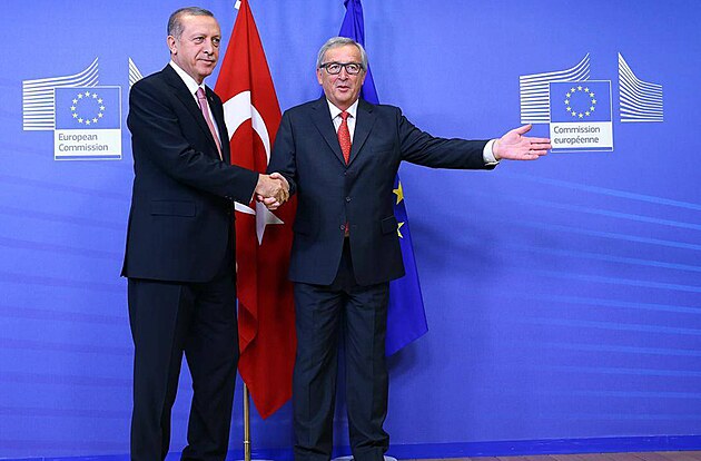 V noru 2016 tureck prezident Recep Tayyip Erdogan (vlevo) vyhrooval vyslnm milion migrant do Evropy. Meme kdykoliv otevt dvee do ecka a Bulharska a nechat uprchlky nastoupit do autobus," ekl Jean-Claude Junckerovi.