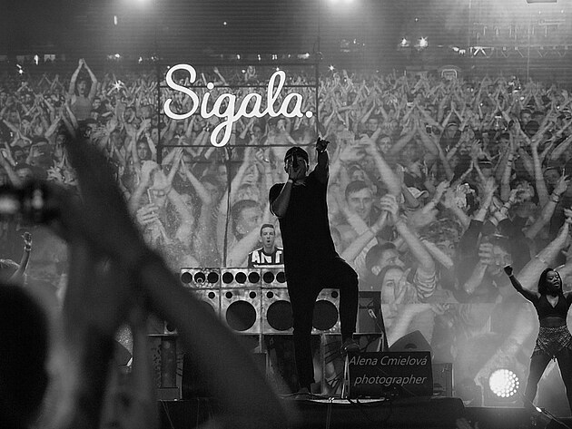 Sigala , kdy hrli vude bylo plno tancch fanouk