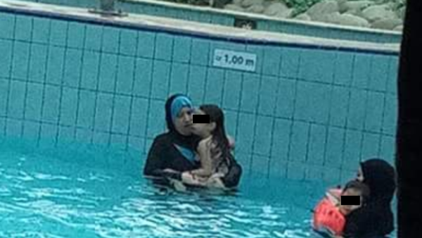 Co mají na sobě? Burkiny, abájí, hidžáb nebo nikábu?