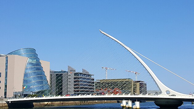 Most Samuela Becketta, nalevo Konferenn centrum.