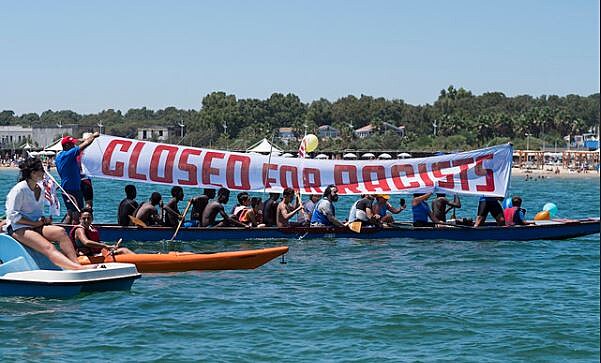 V Katnii neziskovky blokuj pstav a manifestuj proti pjezdu lod C-Star. Proti je mimo starosty Katnie pes 60 anti - rasisitickch neziskovek ...