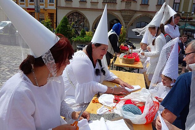 P��prava na akci - v�roba ochrann�ch �kapul��� s bylinkami
