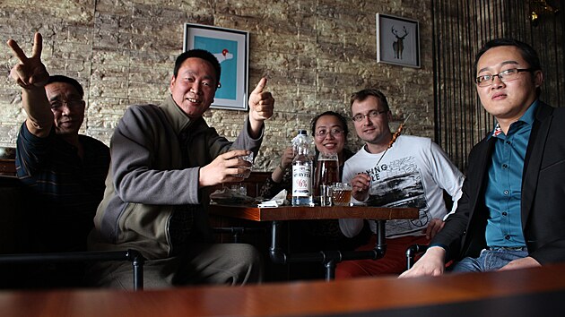 S p��teli v Beer baru Berlin
