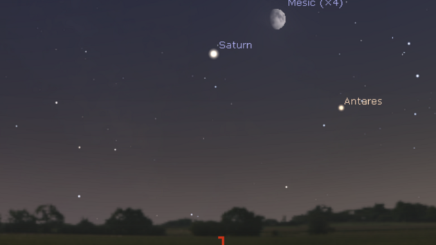 2. 8. 2017 - Měsíc se Saturnem v blízkosti hvězdy Antares ze souhvězdí Štíra.