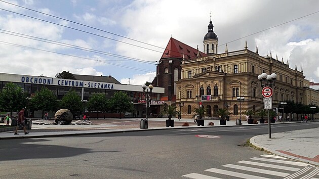 Budova Slezskho divadla, v pozad gotick konkatedrla Nanebevzet Panny Marie, v tsn blzkosti problematick arel Slezanka