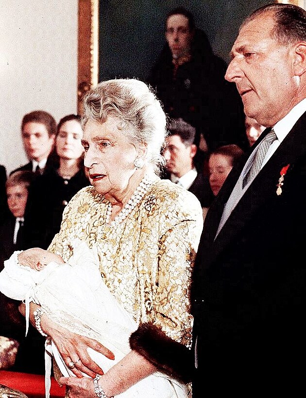 Ena dr�� v n�ru�� sou�asn�ho kr�le Filipa  VI. Vpravo jej� syn Juan.