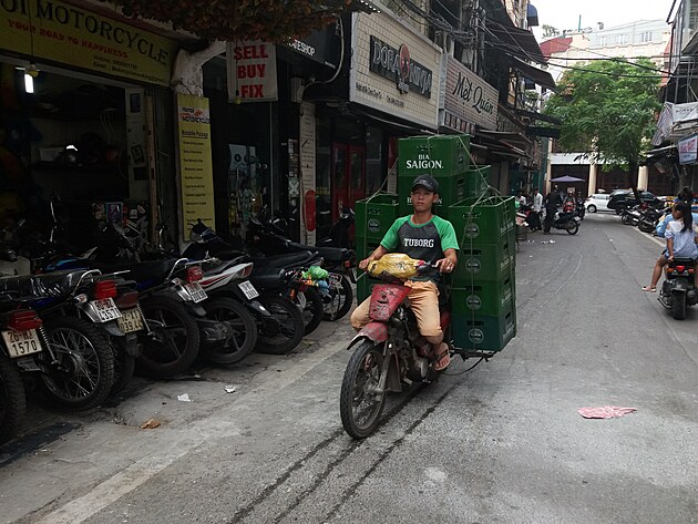 Motorka bv ve Vietnamu vyuvna nejen jako dopravn prostedek, ale i k peprav zbo.