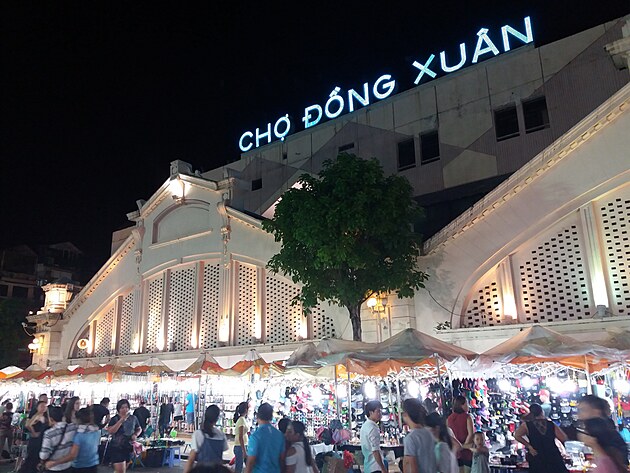 Dong Xuan Market v noci.