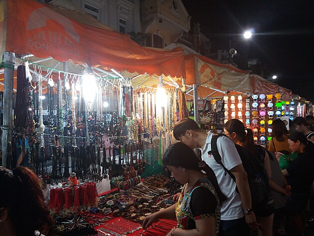 Fotografie nočních stánků Dong Xuan Market