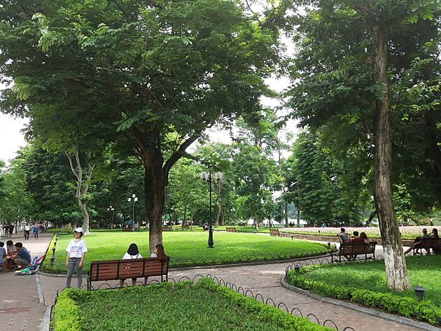 Park kolem jezera Hoan Kiem Lake.