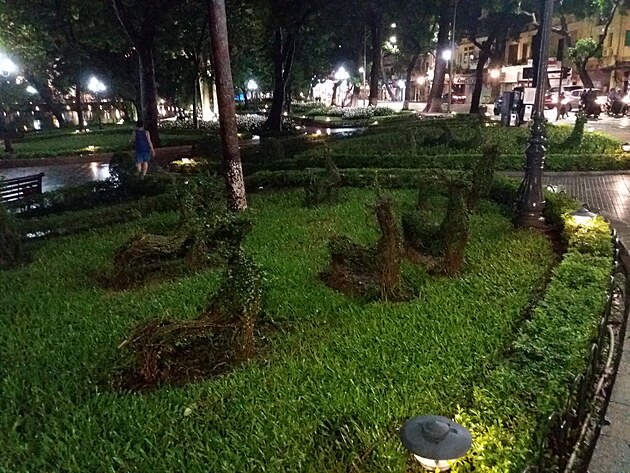 Park kolem jezera Hoan Kiem Lake v noci.