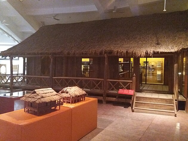 V nrodnostnm muzeu je i tradin obydl Black Thai s typickm elvm plotem kolem pilot.