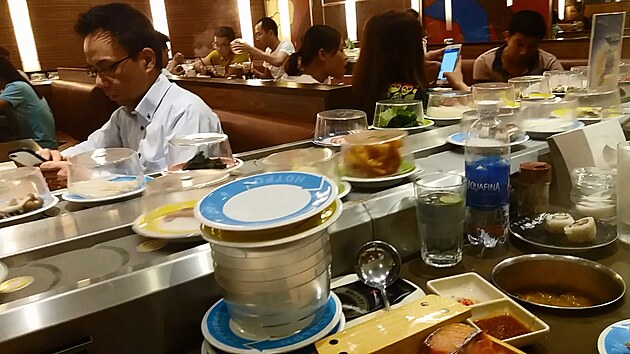 Kichi-Kichi s dopravnkem Kaiten-sushi.