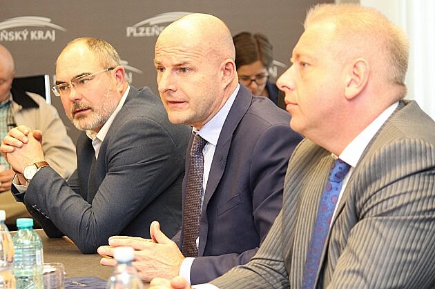Zleva: primtor Zrzaveck, hejtman Bernard a ministr Chovanec