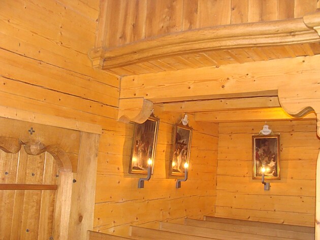 Pod kůrem.