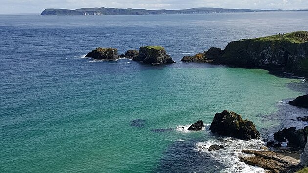 V d�lce Skotsko, pohled od Carrick-a-Rede